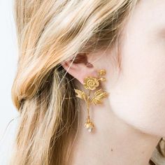 Flower and Crystal Stud Earrings Flower Earrings Wedding, Stud Pearl Earrings, Long Gold Earrings, Jewelry Flower, Bridal Flower, Gold Rings Jewelry, Bridal Earrings Pearl, Gold Statement Earrings, Rings Fashion