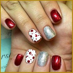 Gelmoment Christmas Nails, Red White And Silver Christmas Nails, Holiday Nail Ideas 2023, Dipped Nail Ideas For Christmas, End Of December Nails, Pokadot Nails Christmas, Gel Moment Christmas Nails, Christmas Nails Dipped, Red Dipped Nails Ideas