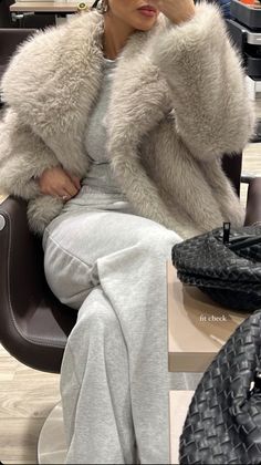 Fur Coat Outfit, Stockholm Style, Winter Fit, Autumn Fits, Inspo Outfit, Fall Fits, Winter Fits, Coat Outfits, Rainy Day Outfit