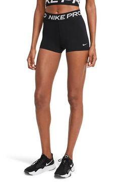 Outfits With Nike Pros, Nike Spandex Shorts, Trajes Kylie Jenner, Nike Spandex, Nike Pro Women, Nike Pro Shorts, Black Jeans Outfit, Shorts Nike, Spandex Shorts