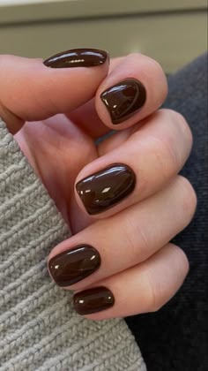 Nail Ideas Tan Skin, Short Chocolate Nails, Hot Coco Nails, Dip Nails Brown, Brown Gel Manicure, Chocolate Brown Nails Design, Hot Chocolate Nails, Short Brown Nails, Espresso Nails