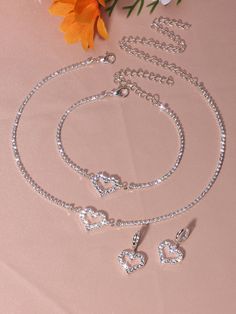 قلادات متدلية, Heart Jewelry Set, Inexpensive Jewelry, Rhinestone Jewelry Set, Pretty Jewelry Necklaces, Jewelry Accessories Ideas, Jewelry Fashion Trends, Classy Jewelry, Expensive Jewelry