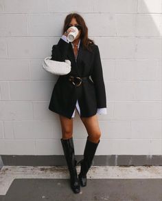 Black Blazer light blue shirt outfit belt White bag black boots starbucks Blazer With Belt Outfit, Blazer And Boots Outfit, Oversized Black Blazer Outfit, Belted Blazer Outfit, Light Blue Shirt Outfit, Black Blazer Outfits, Milan Outfits