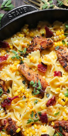 Creamy Chicken and Corn Pasta with Bacon - in a cast iron skillet. Pasta With Bacon, Chicken And Corn, Resep Pasta, Pasta With Chicken, Corn Pasta, Bacon Pasta, Salad Pasta, Summer Dinner