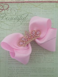 ****This listing is for one beautiful Pink and Gold Princess hair bow. **** This bow is made with glittery, light Pink grosgrain ribbon with a gold or silver tiara in the center. All ends are heat sealed to prevent fraying. The hair bow measures it's 4 or 5.5 inches approx. with an alligator clip. If you need other tiara or ribbon color do not hesitate to contact me. ******Please allow 2 to 4 business day to complete your order. If you need this sooner just send me a email**** ******Items ares s Kawaii Girl Outfits, Pink And Gold Hair, Gold Hair Bow, Princess Hair Bows, Pink Hair Bow, Bows For Girls, Easter Bows, Princess Hair, Pink Hair Bows