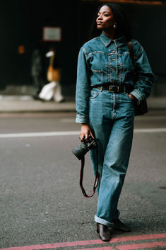 The English are pulling out all the stops for the 40th anniversary of LFW. London Street Style Spring, Normcore Fashion, Copenhagen Street Style, Street Style Spring, London Fashion Week Street Style, Versace Dress, Summer 2025, Copenhagen Fashion Week, London Street Style