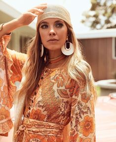 60s Hippie Outfits, Woodstock Theme, Headscarf Ideas, Hippie Outfit Inspo, 60s Hippies, Gucci Campaign, Vintage Goddess, 70s Mode, Vintage Moodboard