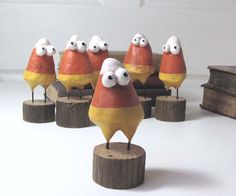 there are many small toy birds sitting on wood