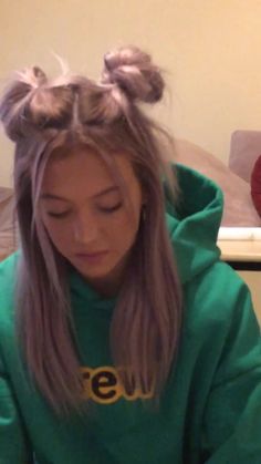 Clipped Back Bangs, Skater Girl Hairstyles, Riley Hubatka, Peinados Fáciles Para Cabello Corto, Hair Stylist Life, Dye My Hair, Baddie Hairstyles, Hair Inspo Color, Grunge Hair