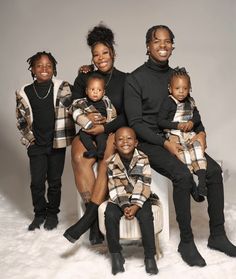 Family Photos Jeans Color Combos, Dressed Up Family Photos, All Black Family Christmas Pictures, Fam Photoshoot Ideas, Family Picture Black Outfits, Black Shirt And Jeans Family Pictures, Family Of Five Christmas Pictures, Black And White Plaid Family Pictures, Burberry Family Photo Ideas