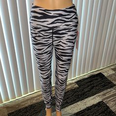 Nwt. Good American Zebra Leggings. 7/8 Length, Smooth Compression, Quick Dry. If You Have Any Questions Please Let Me Know. Thank You For Looking At My Closet. Cheap Black Zebra Print Bottoms, Casual Fitted Zebra Print Bottoms, Khaki Leggings, Corset Leggings, Silver Leggings, Fitted Black Zebra Print Top, Black Flared Leggings, Zebra Leggings, High Waisted Black Leggings