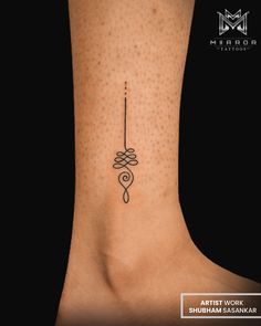 a tattoo on the back of a woman's neck with an arrow in it