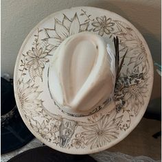 Gorgeous Burnt Cream Fedora With Sunflowers, Wildflowers, And A Longhorn. Ribbon And Feathers As Accents. Black Added To Burn In Areas For Contrast! Hand Burn, Felt Cowboy Hats, Painted Hats, Felt Fedora, Hat Ideas, Cowgirl Hats, Wedding Hats, Cool Hats, Love Tattoos