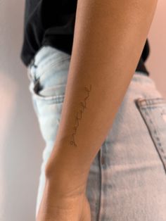 Tatoeage grateful Danty Tattoos Small On Arm, Darling Tattoo Words, Grateful Tattoos For Women, Grateful Tattoo Ideas, Thankful Tattoo, Word Tattoos On Arm