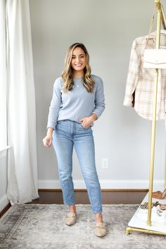 Mom Friendly Fall Outfits - Pumps & Push Ups Mom Classic Outfits, Mother Jeans Outfits Casual, Classy Mom Outfits Casual, Mom Friendly Fall Outfits, Classy Casual Mom Outfits, Working Mom Outfits Business Casual, Mom First Day Of School Outfit, Fall Movie Outfit, Working Mom Style