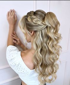 Bom dia Esse cabelos são muito fáceis de fazer e muito bonito Existe um método aprovado para ter cabelo cacheado curto cabelo ondulado etc diz eu quero 👇👇👇 Cabelo loiro French Themed Parties, Ball Hair, French Theme, Ball Hairstyles, Healthy Smoothies, Theme Party, Hair Updos, Up Hairstyles