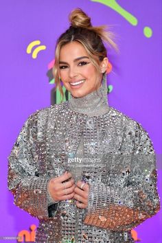 the singer is all smiles as she poses on the red carpet at the kids'choice awards