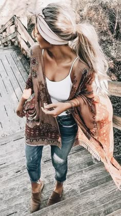 A casual outfit, for a casual atmosphere. 2023 Summer Hairstyles For Women, Closet Capsule, Minimal Closet, Looks Hippie, Crazy Fashion, Total Girl, Look Boho Chic, Womens Outfits, Kimono Outfit