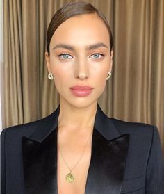 Simple Eyeshadow Looks, Makeup Tips To Look Younger, Irina Shayk Style, Sherilyn Fenn, Simple Eyeshadow, Best Makeup Tips, Celebrity Makeup Artist, Bradley Cooper, Irina Shayk