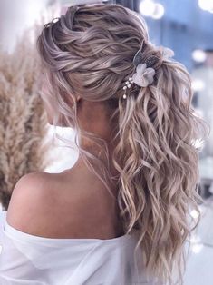 We love the trend that the classic ponytail is gracing the aisles of many weddings this season. Ponytails aren’t just for casual days, but also perfect for wedding, modern but at the same time elegant, a ponytail with wispy bangs in the perfect choice for trendy and chic brides. From easy high, puff ponytails to low[...] READ ARTICLE Rose Gold Hair Accessories, Pearl Hair Comb Wedding, Pearl Hair Comb, Gold Hair Comb, Hair Comb Accessories, Flower Hair Comb, Wedding Hair Flowers, Rose Gold Hair