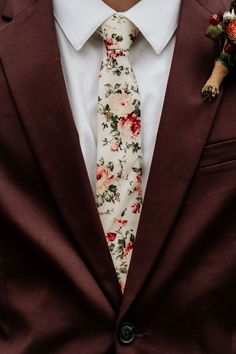 “Corbatas con estampado floral, ¡también en otoño!” Floral Tie Wedding, Tie Photo, Floral Ties, Mens Wedding Attire, Groom Wedding Attire, Groomsmen Ties, Flower Tie, Groom Looks, Groom Groomsmen