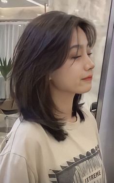 Asian Short Hair Wolfcut, Chinese Haircut Woman Short, Oval Face Asian Haircut, Low Maintenance Asian Haircut, Collarbone Length Hair Asian, Asian Shoulder Length Hair With Layers, Straight Asian Hairstyles, Choppy Layered Haircuts For Medium Hair Straight, Wolfcut Hair Short Straight