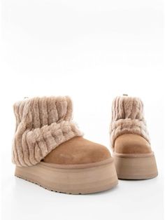 Cute Uggs, Fluffy Shoes, Dr Shoes, Preppy Shoes, Pretty Shoes Sneakers, Ugg Classic Mini, Stunning Shoes, Hype Shoes, Girly Shoes