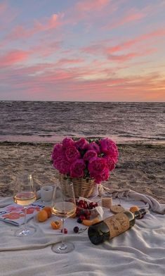 summer beach picnic aesthetic wallpaper Dream Dates, Picnic Inspiration, Cute Date Ideas, Beach Date, Picnic Date, Romantic Dates, Summer Dream, Beach Picnic, Nature Aesthetic