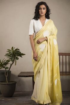 Ivory Saree, Saree Blouse Styles, Cotton Saree Blouse, Saree Blouse Neck Designs, Sari Blouse Designs, Indian Saree Blouses Designs, Blouse Designs Indian, Yellow Saree