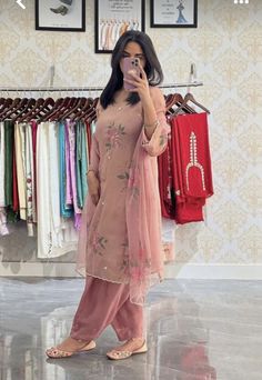 Suits For Women Pakistani Style, Beautiful Kurtis For Women, Pakistani Suit Salwar Design, Simple Suit For Wedding, Pakistani Stylish Suits, Wedding Kurta For Women, Different Salwar Designs, Kurta Salwar Designs Women, Embroidery Designs For Suits Woman