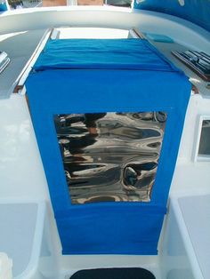 the back end of a boat that is blue and white