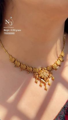 Gold Neck Piece Jewellery, Simple Bridal Look Indian, Small Necklace Designs, Gold Jwellery Design Indian Jewelry, Small Gold Necklace Set Indian, Trending Gold Necklace Designs, Trending Gold Jewellery Designs, Small Necklace Gold Indian, Antique Gold Necklace Designs