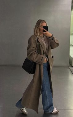 Winter Vintage Outfits, European Fashion Winter, Look Adidas, Estilo Indie, Skandinavian Fashion, Outfit Inspo Fall