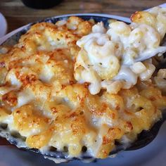 a plate with macaroni and cheese on it