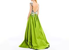 Full length satin A-line gown with floral tulle embellishment Summer Outfit Ideas For Women, Green Formal Dresses, Fall 2024 Fashion, 2024 Fashion Trends, Futuristic Style, Cyberpunk Fashion, Summer Outfit Ideas, A Line Gown, 2024 Fashion