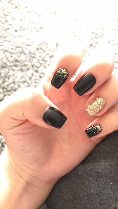 Black And Gold Nails Coffin Short, Black And Gold Nails By Skin Tone Range, Black Gold Dip Nails, Black And Gold Manicure Short, Gel Nails Black And Gold, Back And Gold Nails, Black And Gold Shellac Nails, Black And Gold Short Nails Ideas, Nails Black Gold Glitter