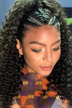 Tranças para 2022 - Any Gabrielly com trança unicórnio, em cabelo cacheado. #trancaunicornio #anygabrielly #tranca2022 Curly Bob Wigs, Curly Hair With Bangs, Natural Hair Braids, Baddie Hairstyles