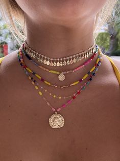 Affordable Colorful Vacation Necklaces, Estilo Hippy, Preppy Jewelry, Estilo Hippie, Gold Coin Necklace, Jewelry Accessories Ideas, Jewelry Essentials, Funky Jewelry