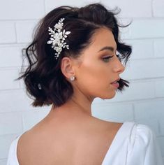 21 Pretty Wedding Hairstyles for Short Hair You'll Love Short Bridal Hair, Sparkly Hair Accessories, Short Hair Bride, Short Hair Bun, Curly Wedding Hair, Hairdo Wedding, Wedding Hair Ideas, Wedding Hair Styles, Best Wedding Hairstyles