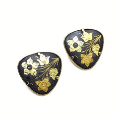 *Description: This is a beautiful pair of Damascene clip earrings from the 1940s. Damascene jewelry is usually made by inlaying oxidized steel with gold or silver, which creates intricate designs that look like silk tapestry patterns. These earrings are beautifully made and the floral pattern is handcrafted with a gold foil and the inlay is on a black background.  These earring would make a wonderful vintage gift or add to your vintage jewelry collection.    *Approximate Measurements: Length & W Formal Earrings, Vintage Christmas Gifts, Book Pieces, Gold Floral, Clip Earrings, Star Earrings, Vintage Gifts, Piercing Jewelry, Photo Jewelry