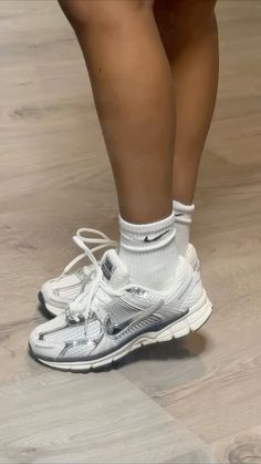 Vomero 5 Photon Dust Outfit, Nike Silver Shoes, Nike Vomero 5 Photon Dust, 2024 Sneakers, Y2k Sneakers, Sneakers 2024, Dad Shoe