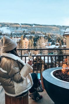 Aprés ski outfit at Four Seasons, Vail Colorado Vail Colorado Winter Photography, Colorado Vacation Outfits Winter, Aspen Instagram Pictures, Black Ski Trip, Vail Colorado Winter Aesthetic, Mountains Trip Outfit, Aspen Aesthetic Winter, Winter Ski Trip Outfits, Ski Winter Outfits