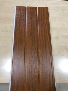 a close up of some wood grains on a table