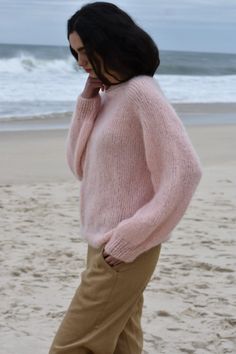 Light Pink Knitted Sweater, Pink Mohair Sweater For Fall, Cozy Pink Mohair Sweater, Hand Knitted Pink Mohair Sweater, Pink Sweater Outfit, Pull Mohair, Pull Rose, Light Pink Sweaters, Mohair Knit