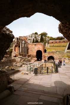 the entrance to an ancient roman city