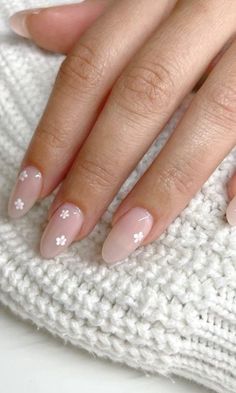 Tiny white flower on a beautiful netural base leaves a classy and lasting effect Spring nail art Spring Nails On Natural Nails, Oval Nail Inspo Summer, Soft Light Pink Nails, Oval Nails Designs Spring, Minimalist Nails Natural, Easy At Home Nails, Europe Summer Nails, Proposal Nails, Birthday Nail