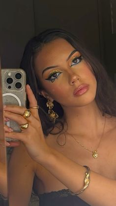 #cleopatra #halloween #halloweenmakeupideas Goddess Halloween Costume Ideas, Cleopatra Makeup Aesthetic, Mummy Cleopatra Halloween Costume, Cleopatra And Ceaser Halloween Costume, Dark Fem Halloween Costumes, Easy Cleopatra Halloween Costume, Cleopatra Make Up Egyptian Makeup, Cleopatra Couples Costume, Egyptian Party Outfit