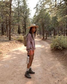 Summer Outdoorsy Outfits, Colorado Outfit Summer, Summer Hiking Outfit Women, Outdoor Fits, Backpacking Outfits, Granola Girl Outfits, Camp Outfits, Hiking Attire, Colorado Style