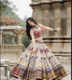 Navratri Blouse, Beautiful Clothes, Bridal Beauty, Poses For Pictures, Pakistani Dresses, Indian Outfits, Beautiful Outfits, Blouse Designs