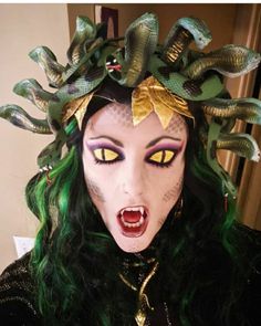 Medusa Costume Couple, Medusa Dress Costume, Medusa Halloween Costumes, Poison Ivy Costume Diy Plus Size, Medusa Make Up Tutorial, Medusa Makeup Ideas, Medusa Snake Hair Diy, Medusa’s Halloween Costume, Cosplay Medusa